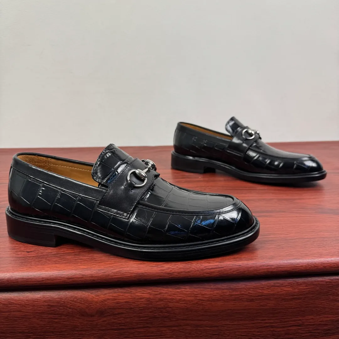 Batch 980 Gucci/Gucci new men's loafers with horsebit buckle! These classic loafers, embellished with a horsebit buckle, embody timeless elegance and pay homage to the brand's rich heritage. The carefully crafted leather sole and semi-circular toe inject new charm into the entire design. Iconic accessories and metal buckle finishes complement each other, classic loose fit, solid color leather highlights the simple and rustic temperament. Select high-quality leather. Pay attention to the details of the leather material. The texture is bright. The leather has excellent toughness. It is soft, comfortable and durable. The dyed calfskin lining has uniform and fine holes, soft and comfortable. The thickened leather outsole and the composite rubber bottom sheet at the heel are extremely comfortable, wear-resistant and non-slip. It is the first choice for light weight. It is versatile and luxurious, and comes with a full set of packaging! Size: 39-40-41-42-43-44 leather shoe size (38.45.46 can be customized) Item number: 812158 Black embossed